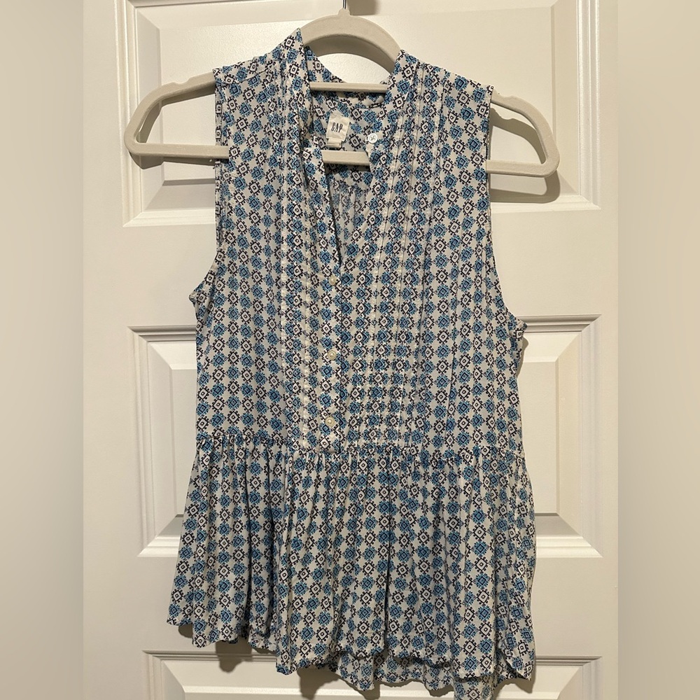 Gap white and blue pattern tank top